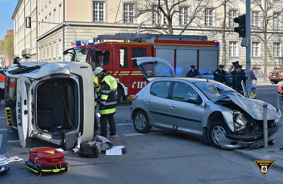 Verkehrsunfall mit einem Taxi  in der Prinzregentenstraße in München  Quelle Foto Feuerwehr München 