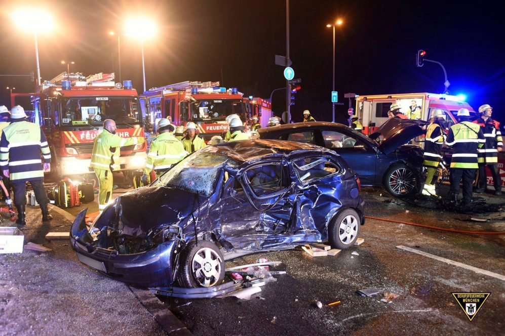 2 Tote bei Verkehrsunfall in München Ludwigsfeld Quelle Foto Berufsfeuerwehr München