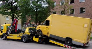 Paketbote beliefert mit schrottreifem Fahrzeug die Verkehrspolizeiinspektion in München - Auto beschlagnahmt Quelle Foto Polizei München