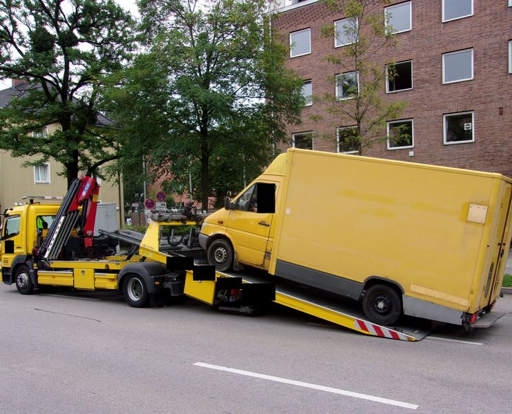 Paketbote beliefert mit schrottreifem Fahrzeug die Verkehrspolizeiinspektion in München - Auto beschlagnahmt Quelle Foto Polizei München