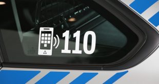Streifenwagen blau mit Notrufnummer 110 Quelle Foto Polizei Bayern