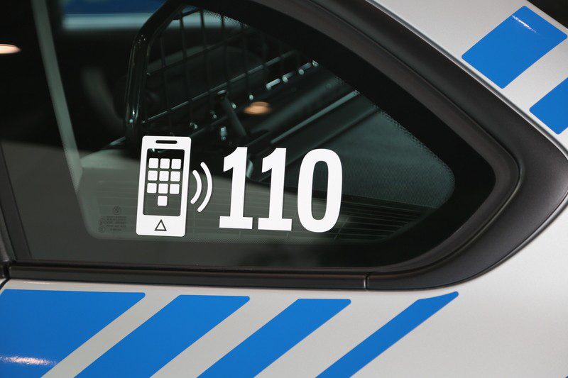 Streifenwagen blau mit Notrufnummer 110 Quelle Foto Polizei Bayern