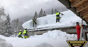 Hilfseinsatz der Münchner Feuerwehr in Berchtesgaden - Hilfe beim Schneeschaufeln Quelle Foto Berufsfeuerwehr München