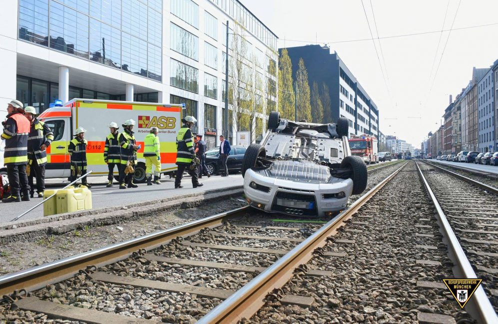 Aut landet bei Verkehrsunfall auf dem Rücken im Trambahngleis Quelle Foto Feuerwehr München