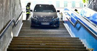 Mercedesfahrer verwechselt in München U-Bahntreppe mit Tiefgaragenzufahrt