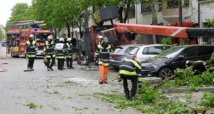 Mobilkran in München umgestürzt