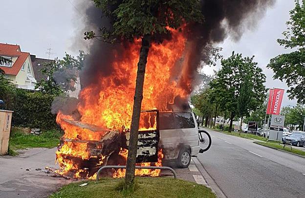 VW-Bus in Flammen Quelle Foto Berufsfeuerwehr München