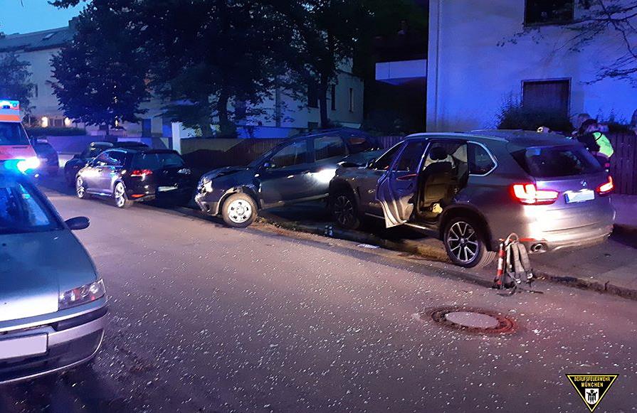 eCall meldet Unfall - 17-Jähriger ohne Führerschein fliegt mit BMW  X5 aus der Kurve und prallt gegen Auto