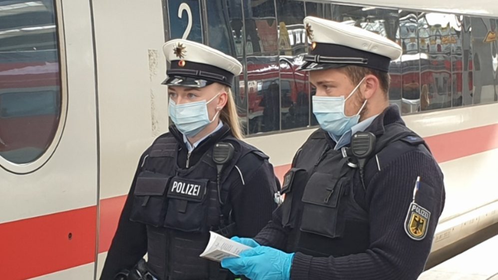 Bundespolizisten mit Masken auf dem Hauptbahnhof München 