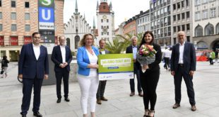 Verkehrsministerin Kerstin Schreyer übergibt das erste 365-Euro Jahresticket an Annabelle Saenko