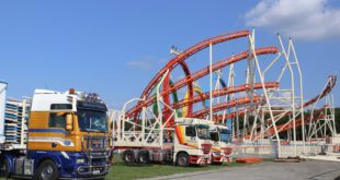 Schausteller Fahrzeuge Aufbau Olympia Looping Achterbahn Oktoberfest