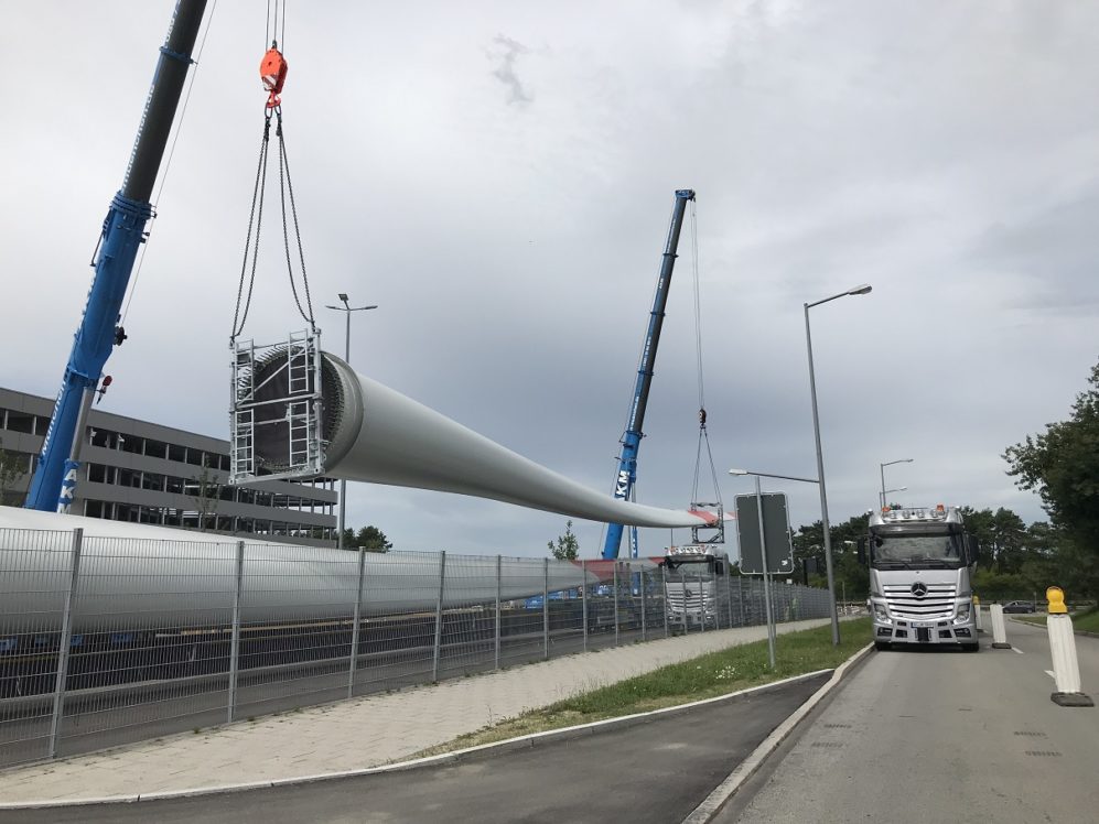 Anlieferung Rotoren für das zweite Windkraftwerk in München-Fröttmaning