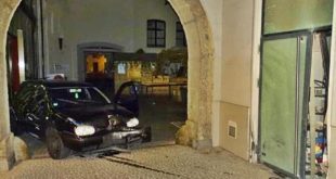 Blitzeinbruch mit Auto in Juweliergeschäft in der Dienerstraße in München
