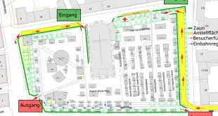 Zugangsplan Auer Kirchweihdult 2020. Die Eingänge sind auf der Rückseite vom Mariahilfplatz, Die Anstellflächen sind gelb markiert, in der Ahornalle (blaue Pfeile) gilt eine Einbahnregelung