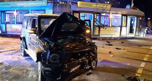 Verkehrsunfall Mercedes SUV - Trambahn Reichenbachbrücke Isarvorstadt München