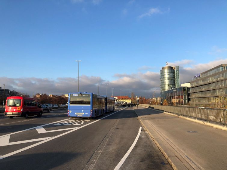 Neue Busspur auf der Donnersberger Brücke verkürzt die Fahrzeit in Spitzenzeiten um durchschnittlich um bis zu sechs Minuten.