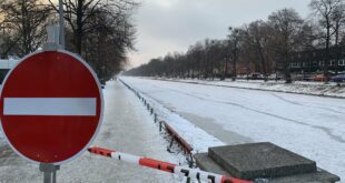 Nach Einbrüchen ins Eis Nymphenburger Kanal komplett mit Flatterband abgesperrt