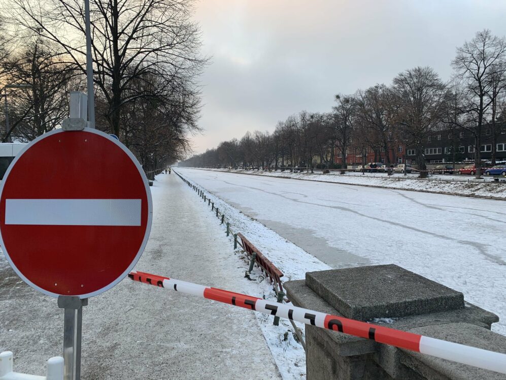 Nach Einbrüchen ins Eis Nymphenburger Kanal komplett mit Flatterband abgesperrt
