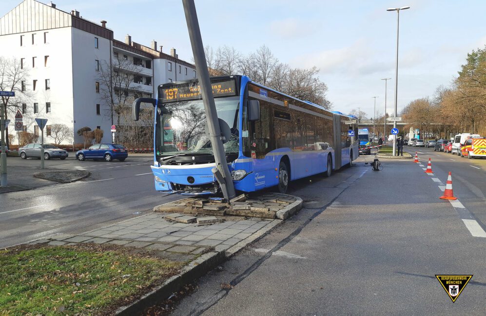 Busfahrer bewusstlos - Linienbus prallt gegen Laternenmast