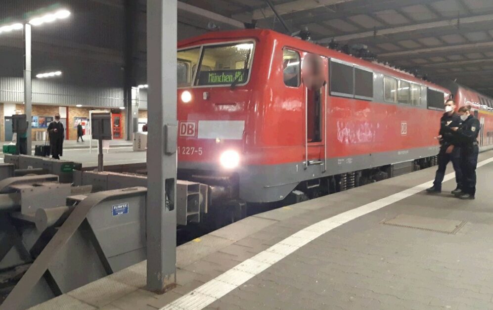 Lok rammt im Münchner Hauptbahnhof Prellbock