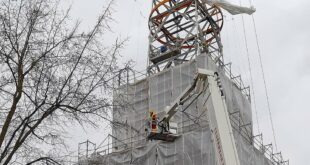 Höhenretter der Feuerwehr München müssen losgerissene Planen am Funkmasten Freimann sichern