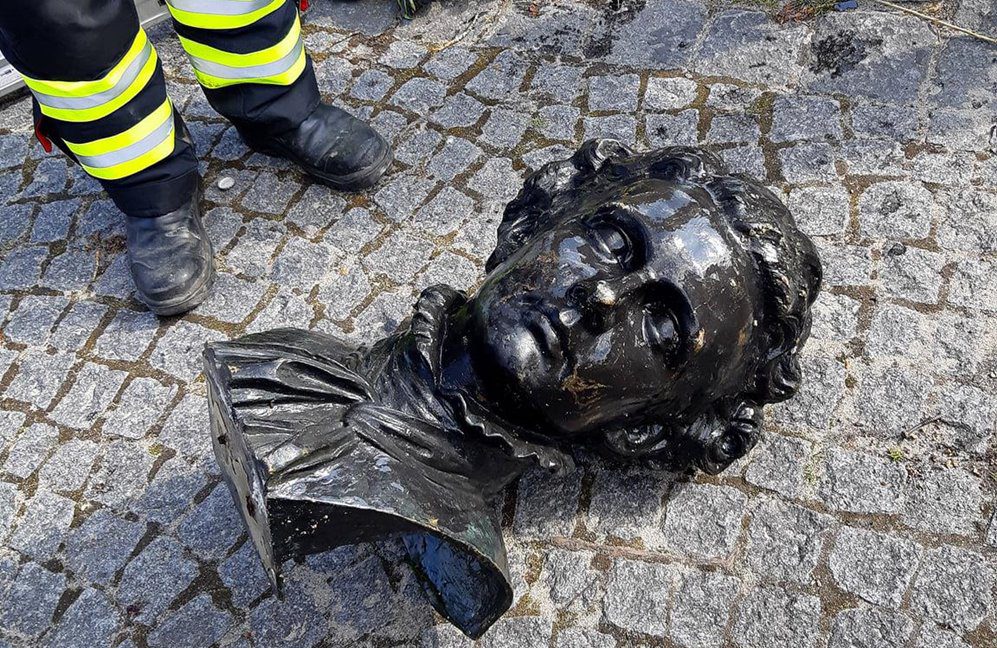 Büste von König Ludwig II an Corneliusbrücke in Isar versenkt und von Feuerwehr geborgen