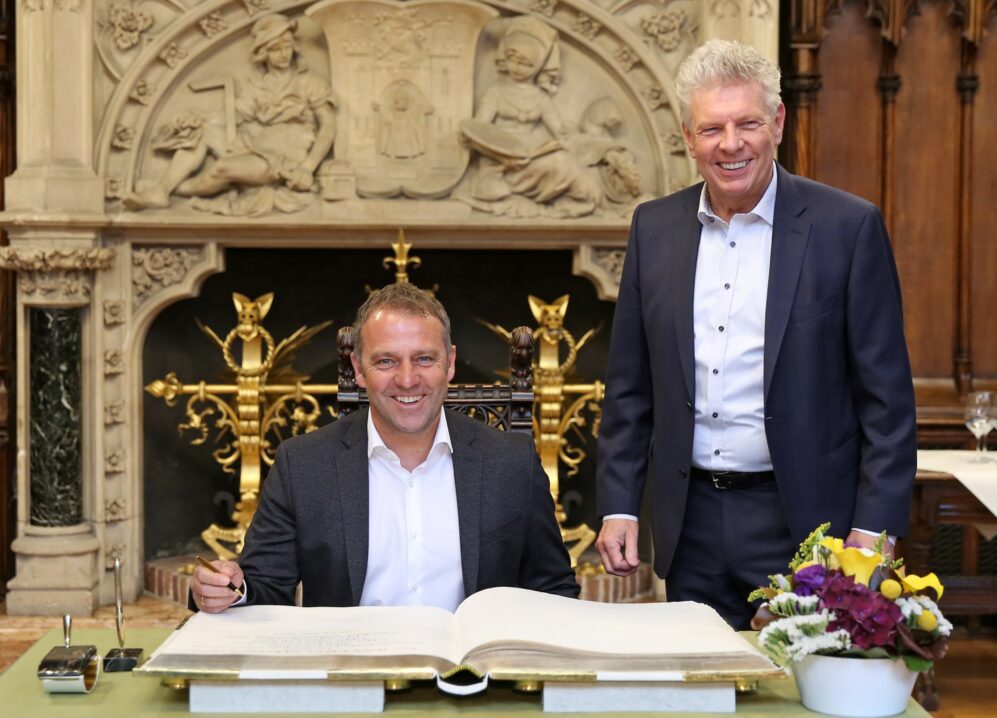 Hansi Flick und Dieter Reiter beim Eintrag ins Goldene Buch der Stadt München nach Gewinn des Sextuple