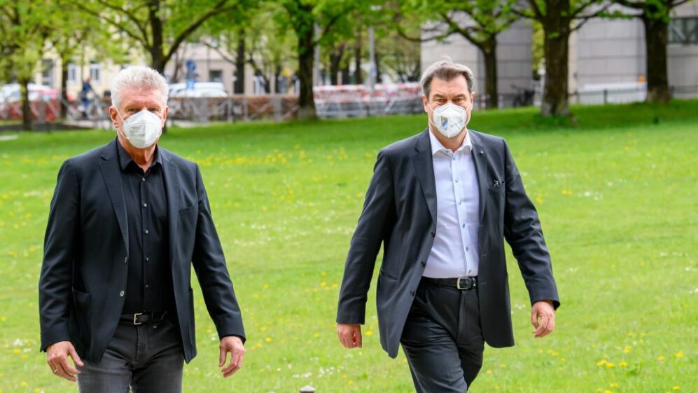 OB Dieter Reiter und Ministerpräsident Markus Söder auf dem Weg zur Pressekonferenz, auf der die Absage des Oktoberfestes 2021 verkündet wurde
