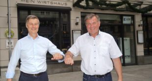 Archibald Graf von Keyserlingk und Lorenz Stiftl vor dem alten Wirtshaus Zum Stiftl und dem künftigen HeimWerk. Quelle Foto: BBMC, Dvauel