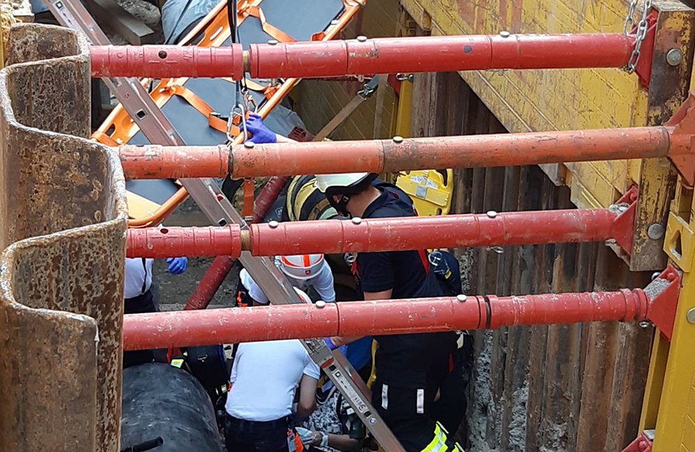 Frau stürzt mit Fahrrad in fünf Meter tiefe Baugrube Quelle Foto Feuerwehr München 