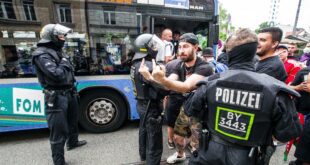 Ungarische Hooligans der Neonazi- Gruppe Carpathian Brigade skandieren am Wiener Platz in Haidhausen homophobe Sprechchöre
