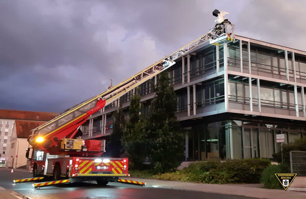 Feuerwehr rettet flügellahmen Engel auf dem Bürgerzentrum München Pasing
