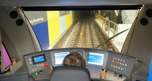 C2 Zug U-Bahn Fahrerstand bei Vorstellung im Jahr 2014