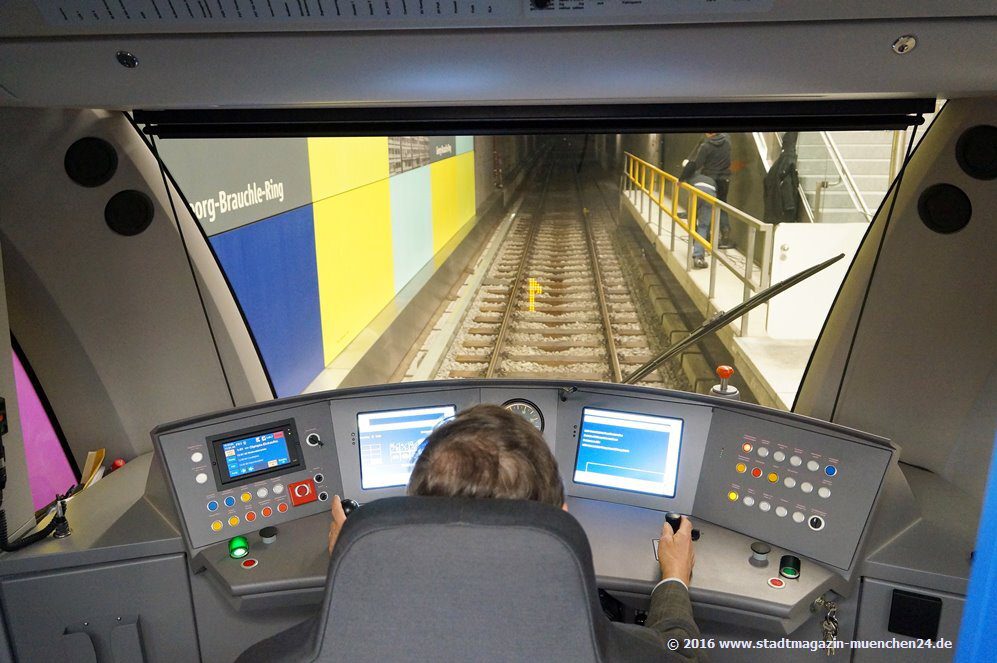 C2 Zug U-Bahn Fahrerstand bei Vorstellung im Jahr 2014 