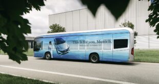 Vier vollelektrische Busse Mercedes-Benz übernehmen den Shuttle Service auf der Blue Lane von der Innenstadt zur Messe München Riem
