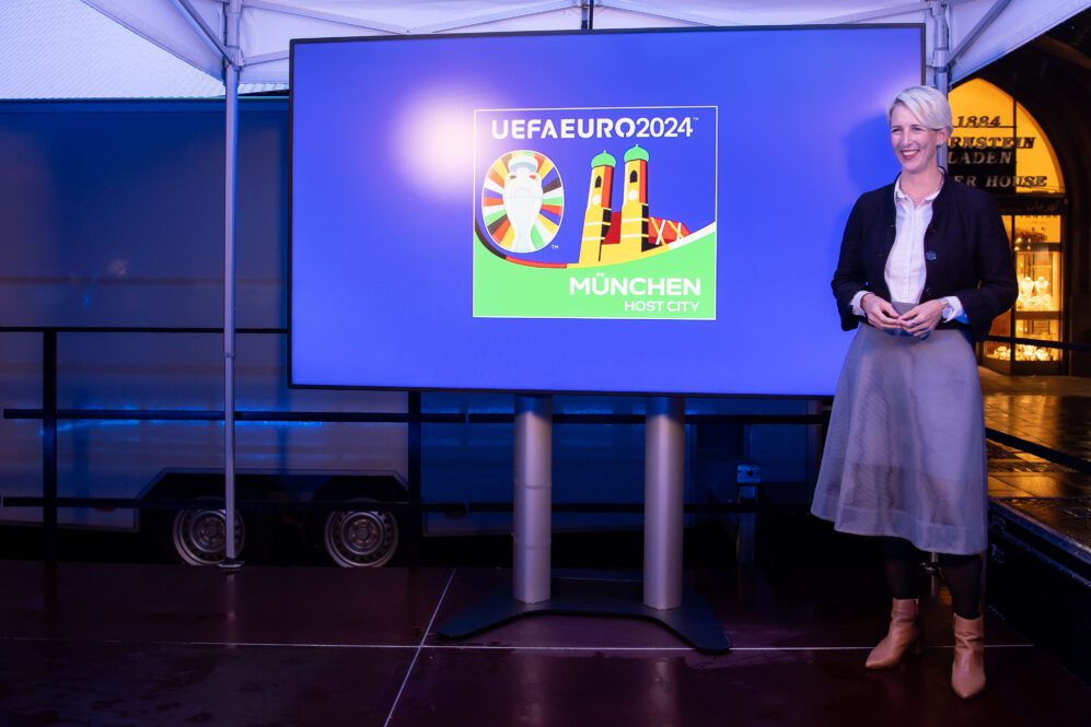 Bürgermeisterin Katrin Habenschaden präsentiert das Logo von München als Spielort für die Fußball Europameisterschaft Euro2024