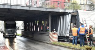 Zwei Lastwagen hängen gleichzeitig unter einer Brücke fest