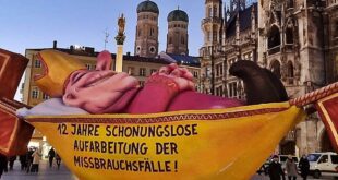 Der Hängemattenbischof - Protestbündnis demonstriert gegen Vertuschung von Missbrauch in der katholischen Kirche auf dem Marienplatz in München
