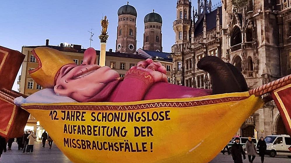 Der Hängemattenbischof - Protestbündnis demonstriert gegen Vertuschung von Missbrauch in der katholischen Kirche auf dem Marienplatz in München 