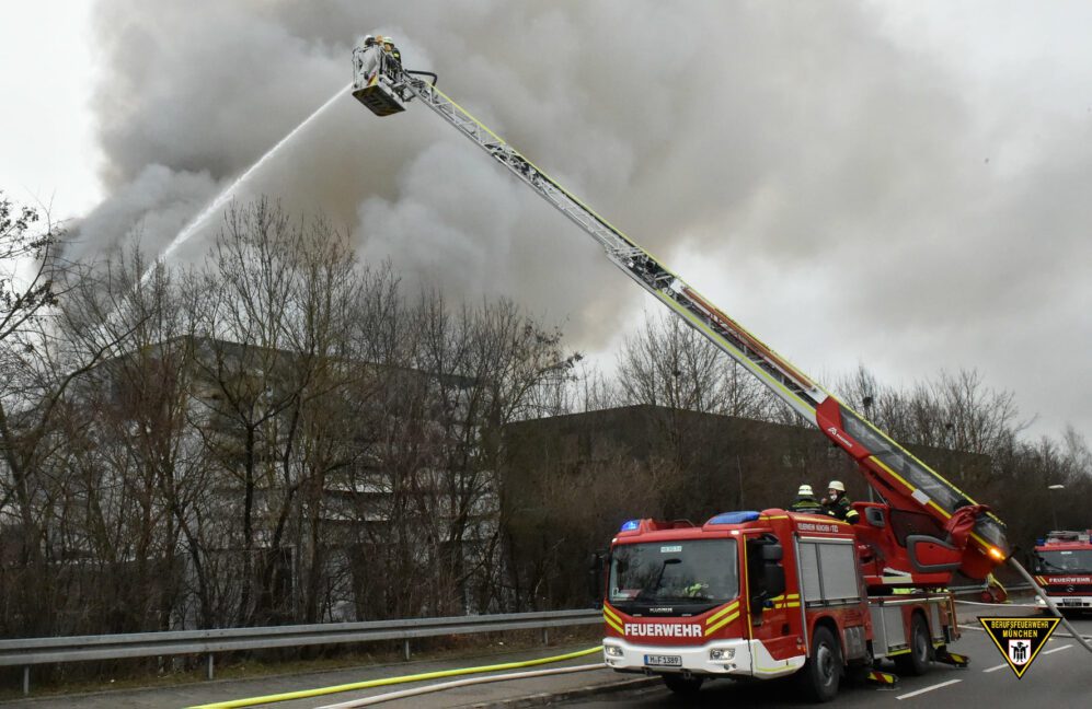 Brand einer Lagerhalle in München-Freimann