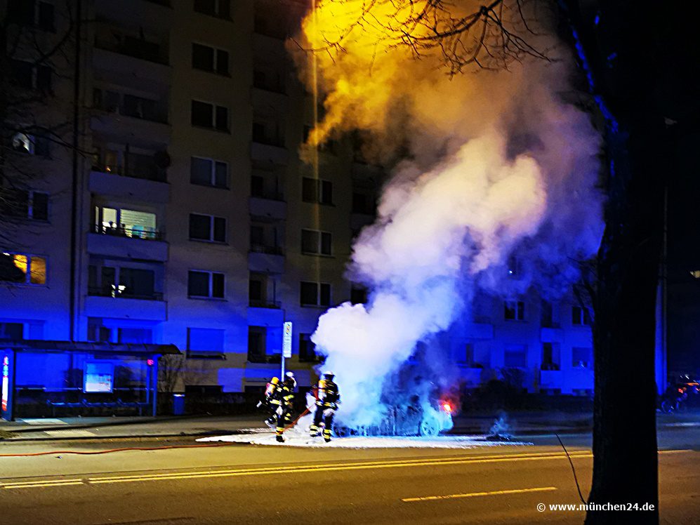 Auto in Chiemgaustraße in Flammen aufgegangen 