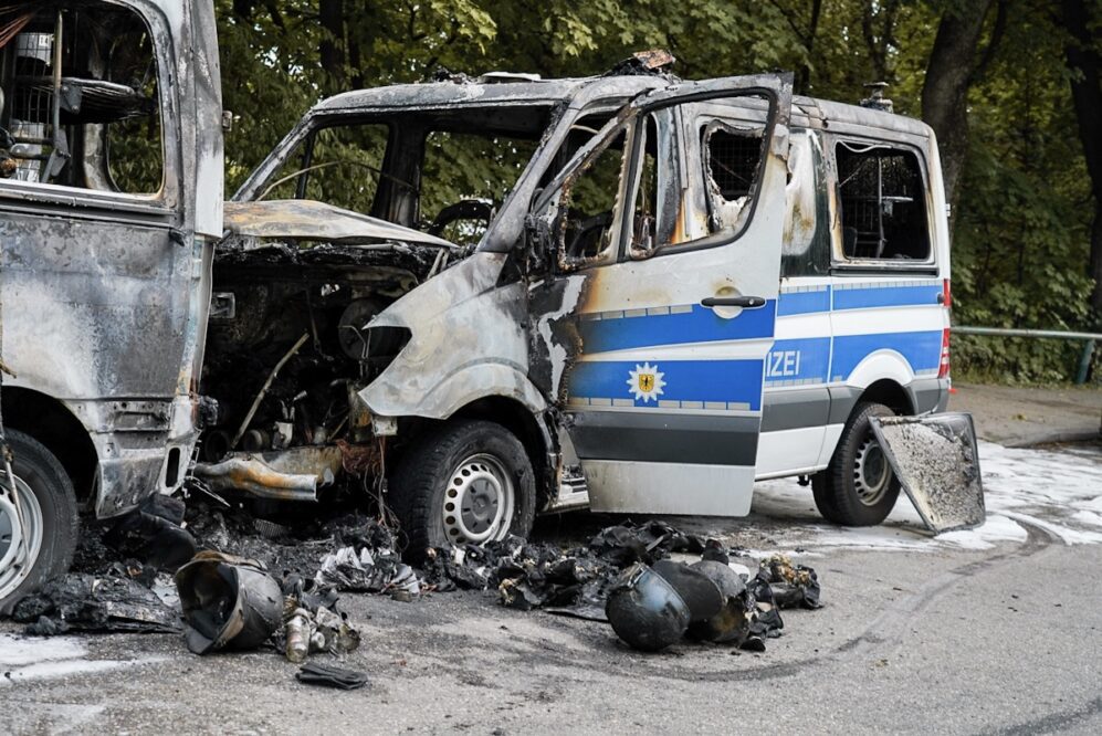 Acht Polizeiautos der Bundespolizei in München in Brand gesetzt