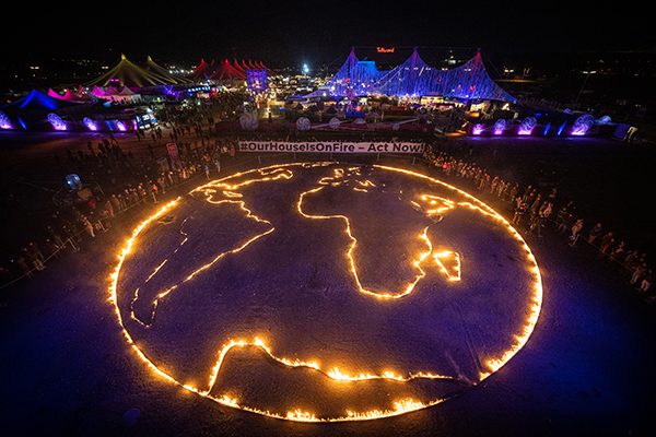 Die Erde brennt Tollwood Winterfestival 2022 Aktion Quelle Foto: Tollwood, Alexander Scharf