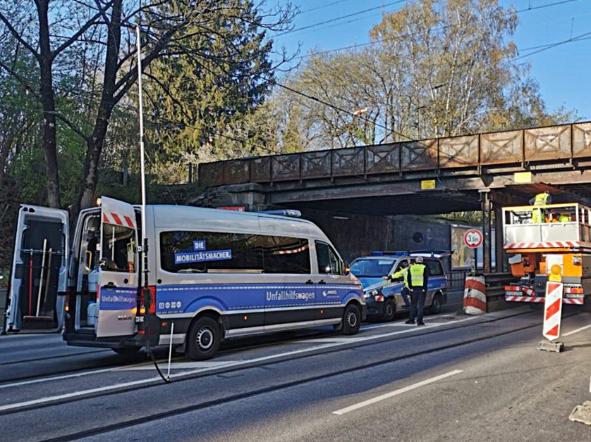 Reparaturarbeiten an Oberleitung der S-Bahn Unterführung Chiemgaustraße nach Beschädigung durch zu hohem LKW