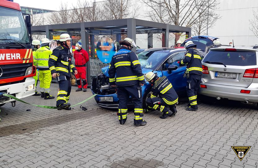 Bremse mit Gas verwechselt - Insassen verletzt Quelle Foto Feuerwehr München